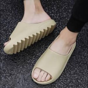 ADIDAS YEZZY AUTHENTIC SLIDES  STYLE # FZ5904 SIZE 9